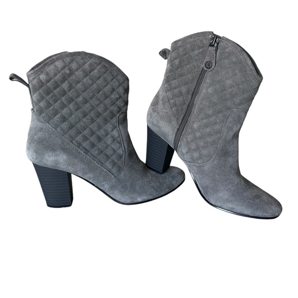Isaac Mizrahi Kelly Quilted Heel Bootie Grey Suede - Leather Size 7 Women’s - Picture 13 of 13
